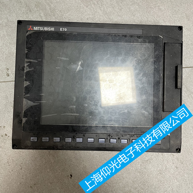 三菱E70系統顯示屏黑屏維修方法